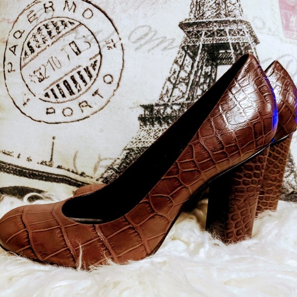 Tory Burch Shoes - Tory Burch embossed leather pump 7M 💖